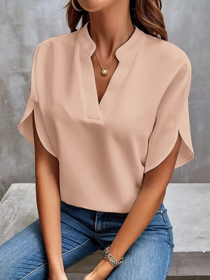Women's blouse with a relaxed fit and elegant details Chic und Stil