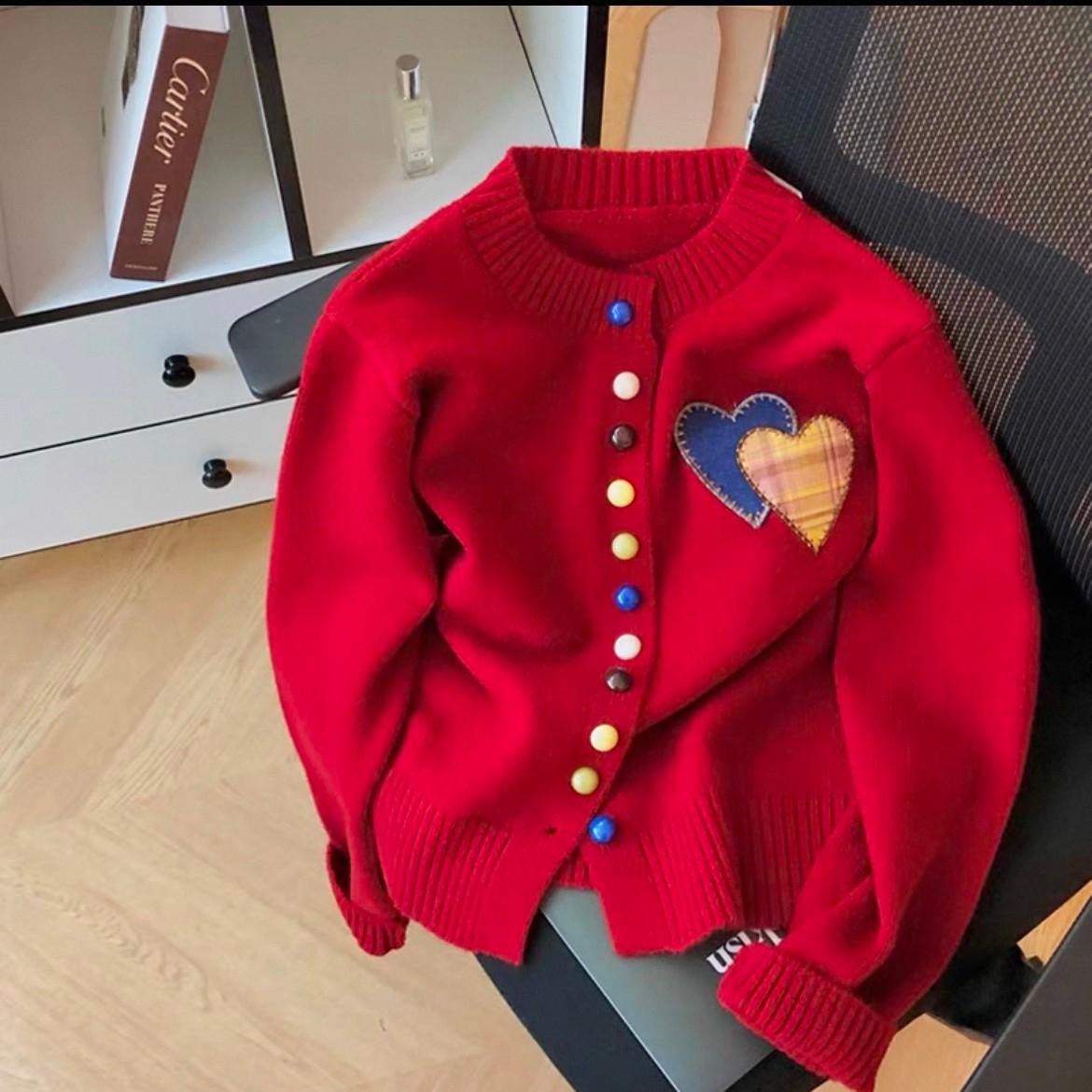 Cardigan pour femmes avec des appliqués en forme de cœur et des détails de boutons colorés Chic und Stil