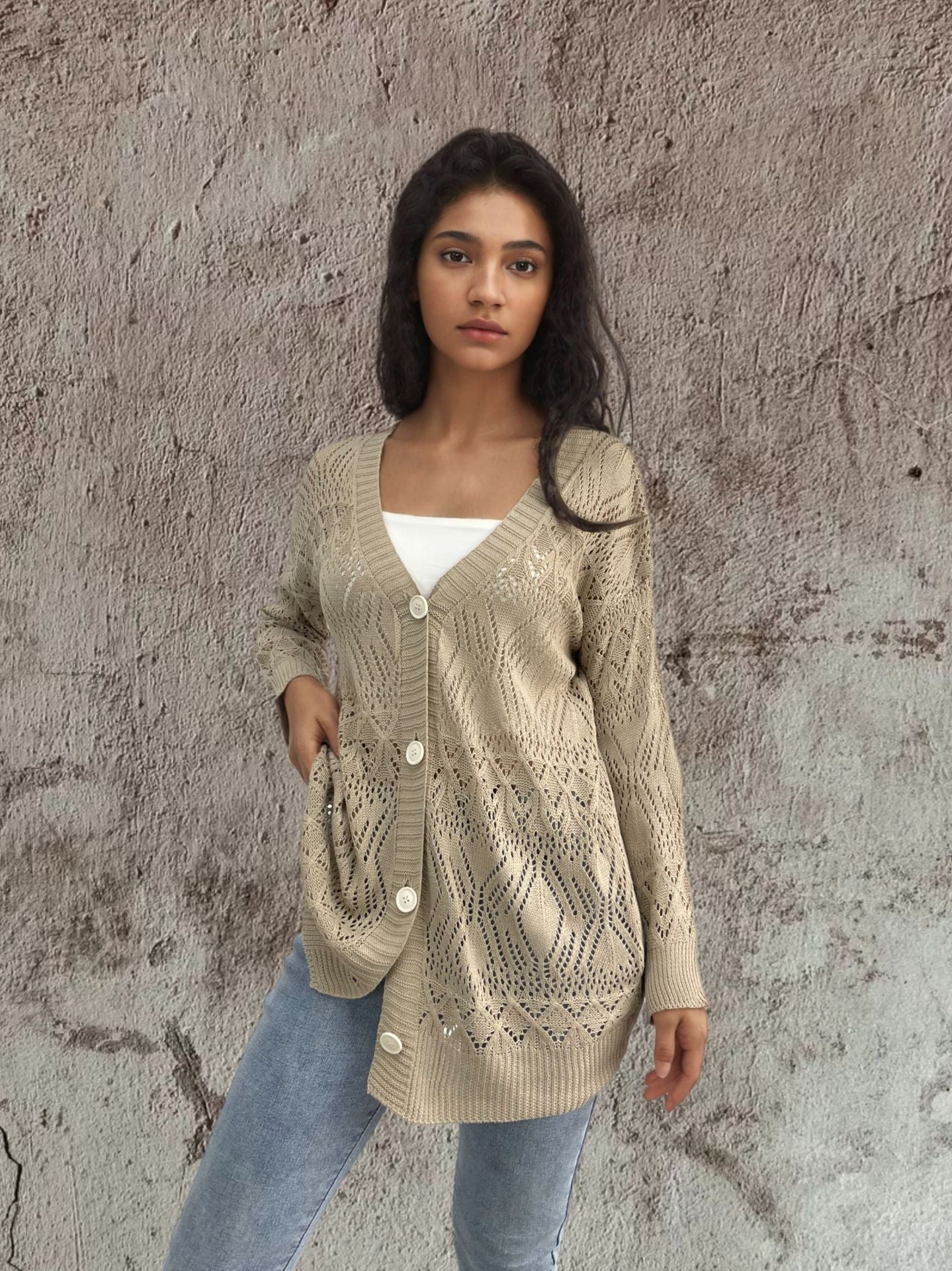 Cardigan en tricot pour femmes avec des motifs aérés et des détails de boutons Chic und Stil