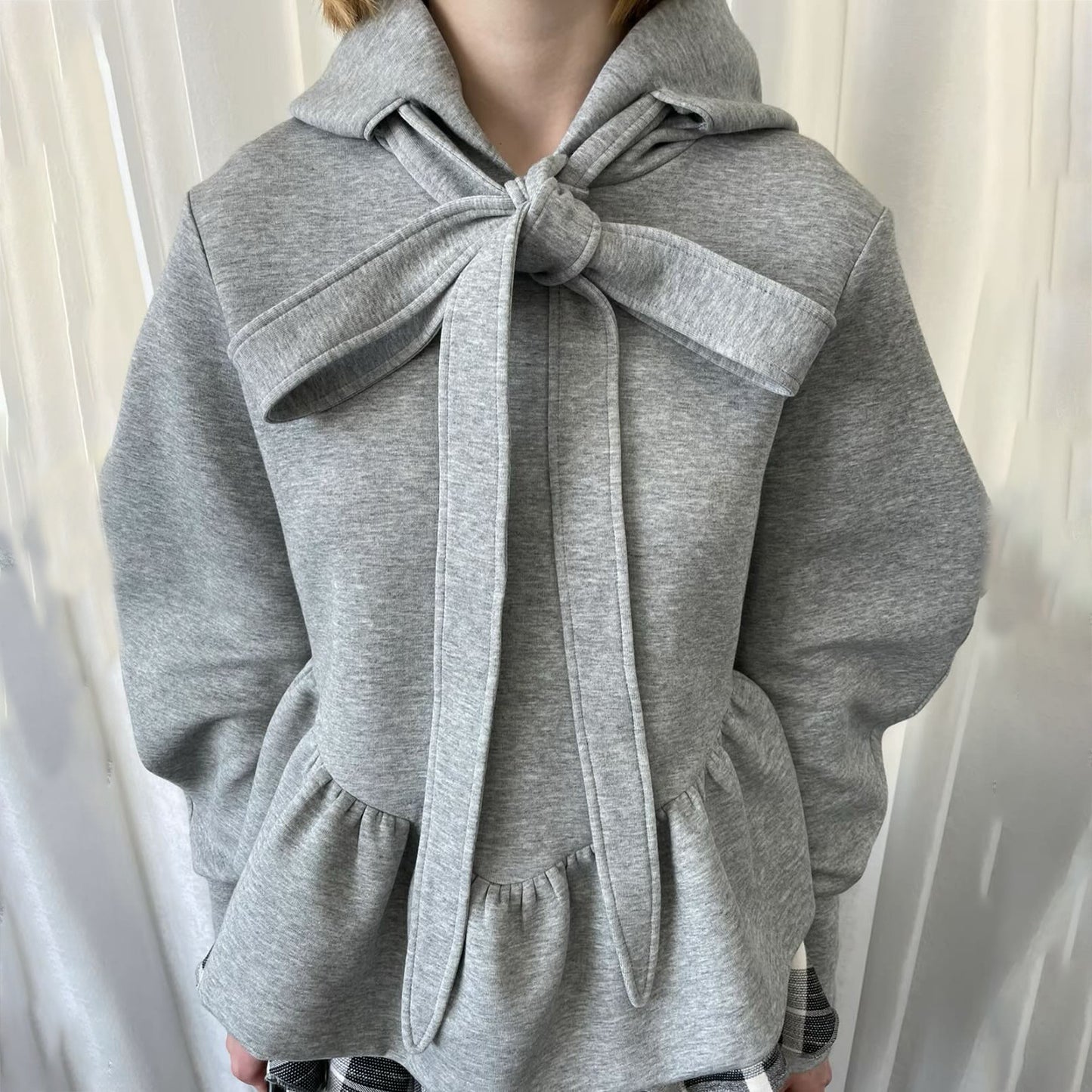 Pull femme avec détail de cravate et volants Chic und Stil