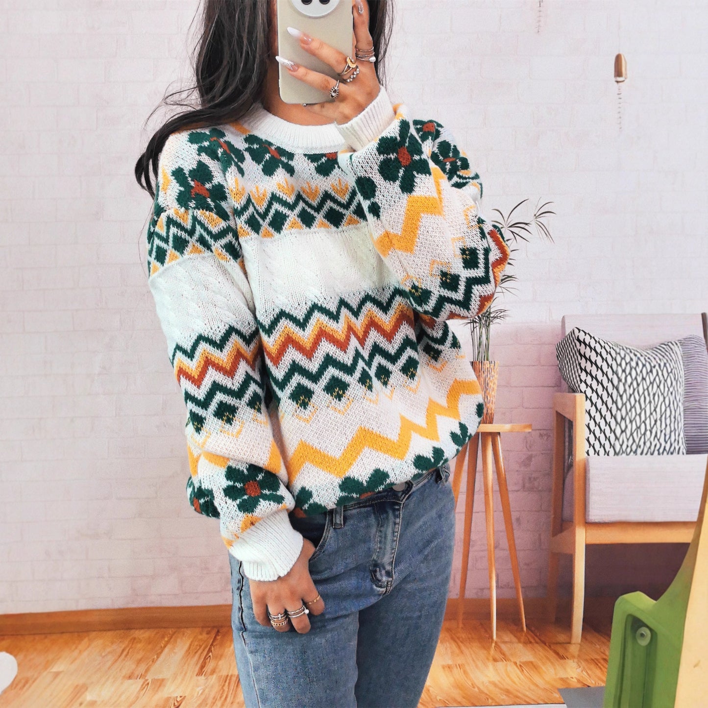 Dames gros tricot pull avec motif zigzag coloré et accents floraux Chic und Stil