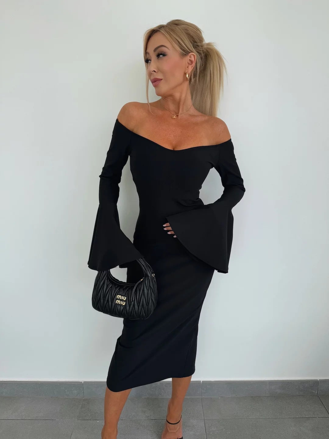 Robe midi off-shoulder pour femmes avec des manches en cloche Chic und Stil