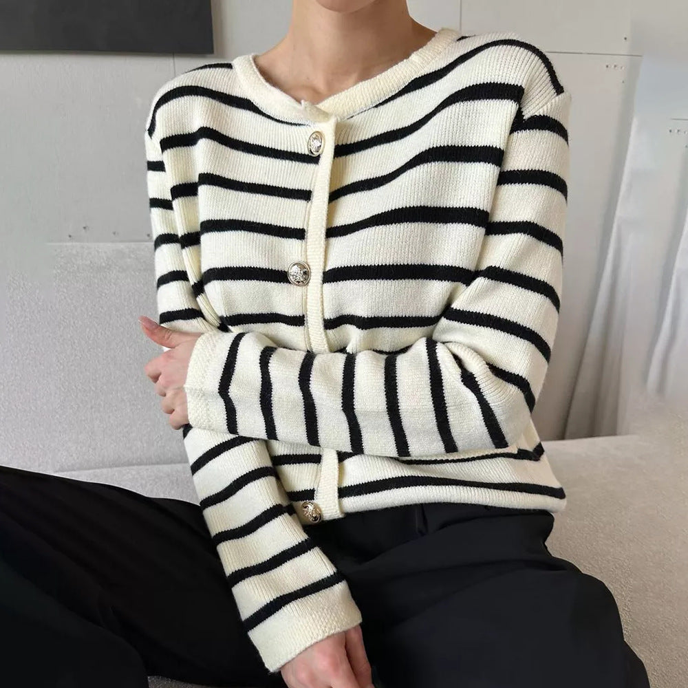 Cardigan rayé féminin à la mode avec des détails de boutons et un matériau doux Chic und Stil