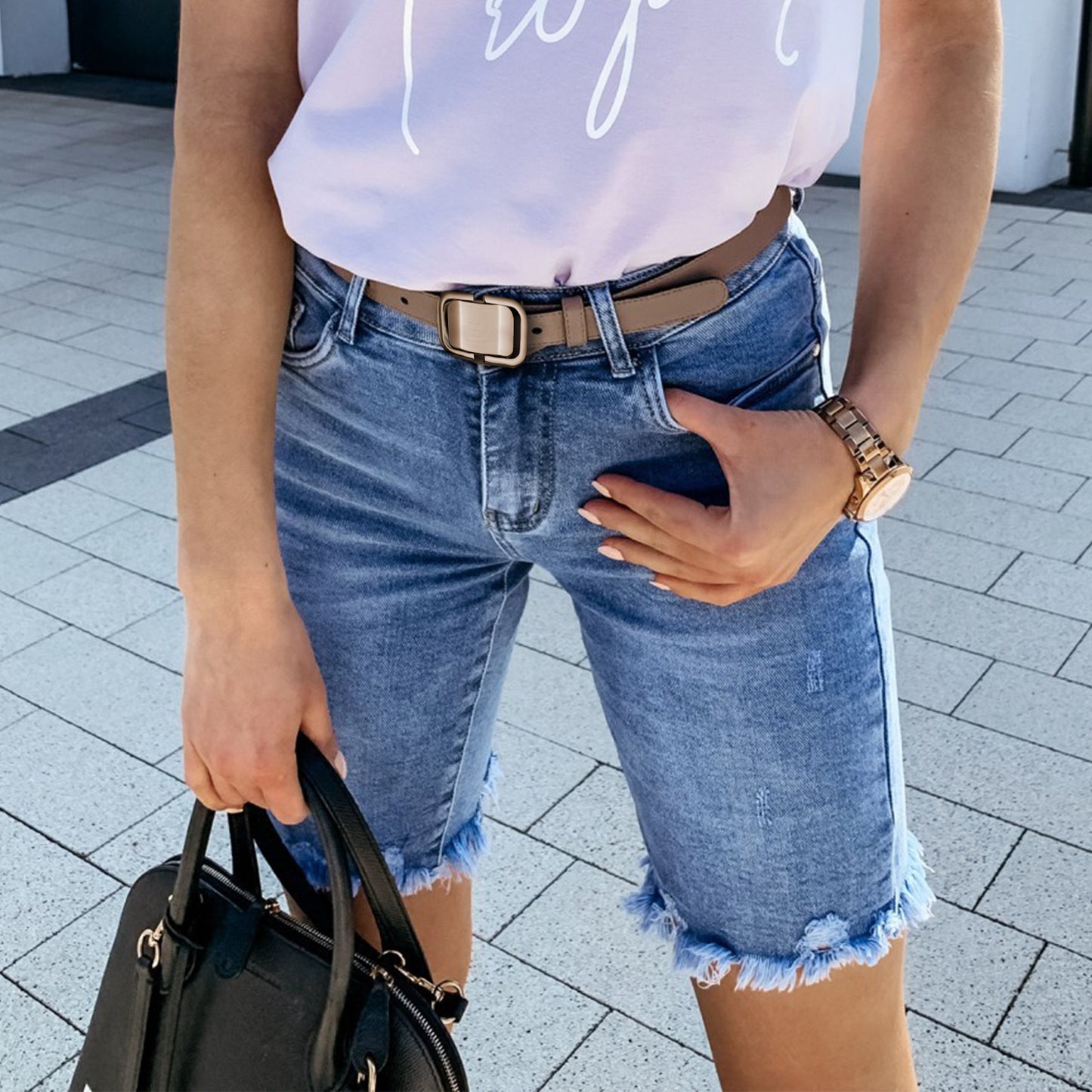 Women's Destroyed Denim Shorts with Frayed Edges and Side Stripe Chic und Stil