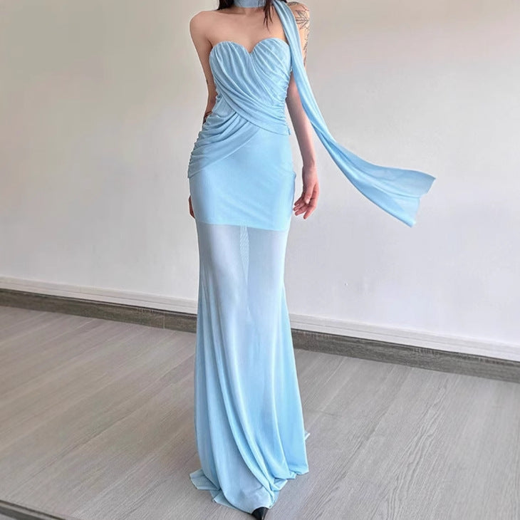 Robe maxi élégante pour femme avec décolleté asymétrique et design sculptant. Chic und Stil