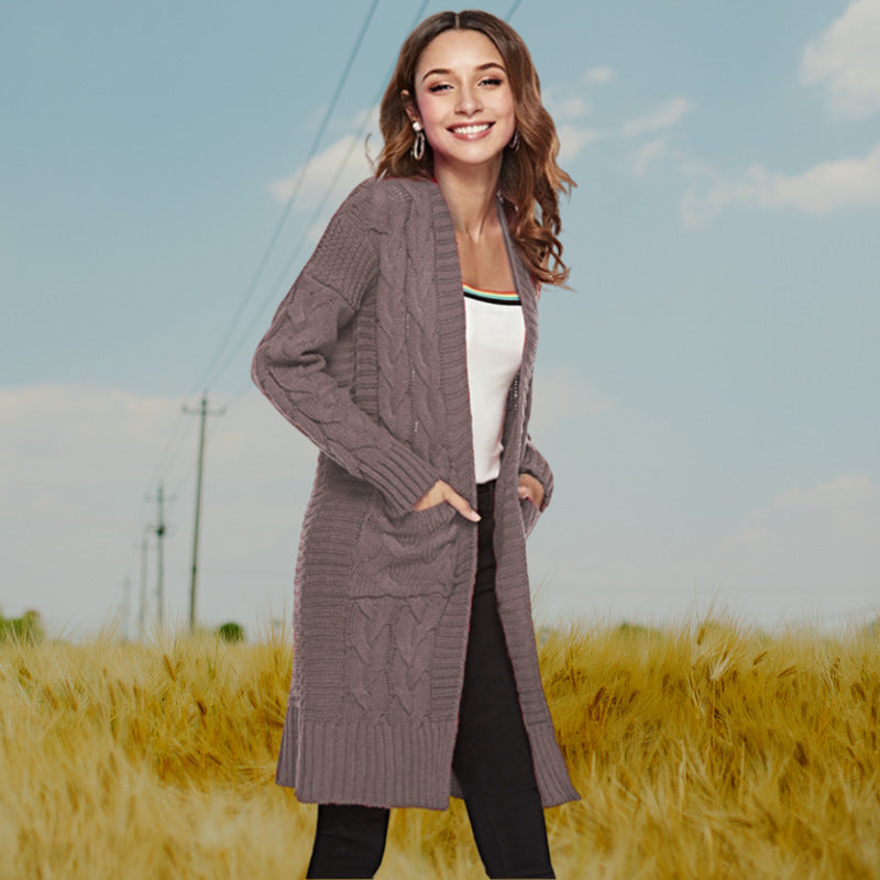 Cardigan en tricot pour femmes avec un motif de tressage moderne et des poches pratiques Chic und Stil