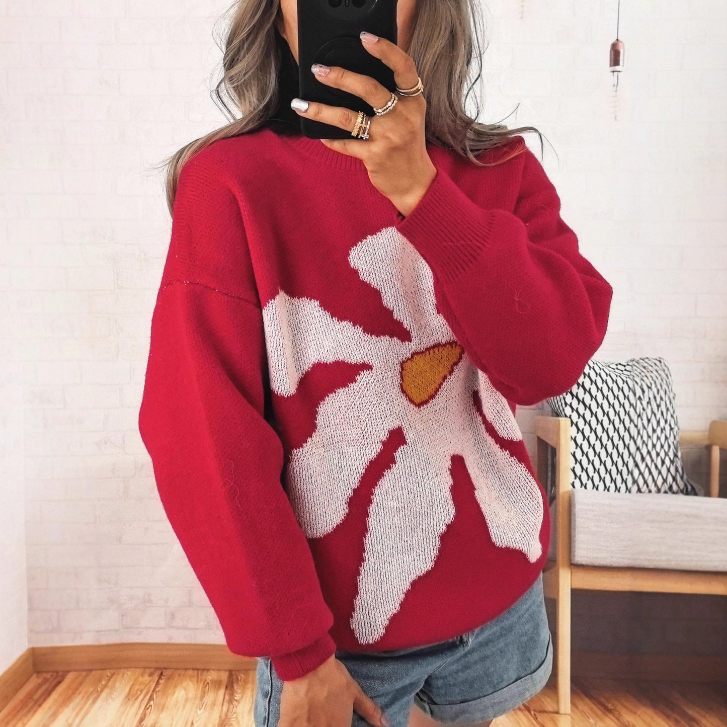 Pull femme avec motif floral saisissant et coupe décontractée Chic und Stil