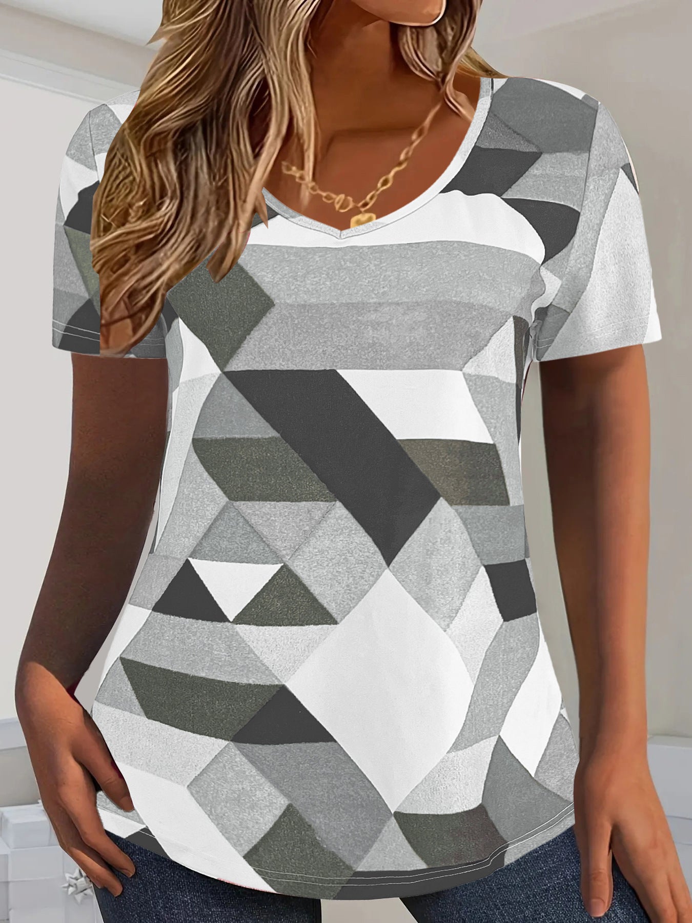 T-shirt dames col en V avec motif géométrique et matériau doux Chic und Stil