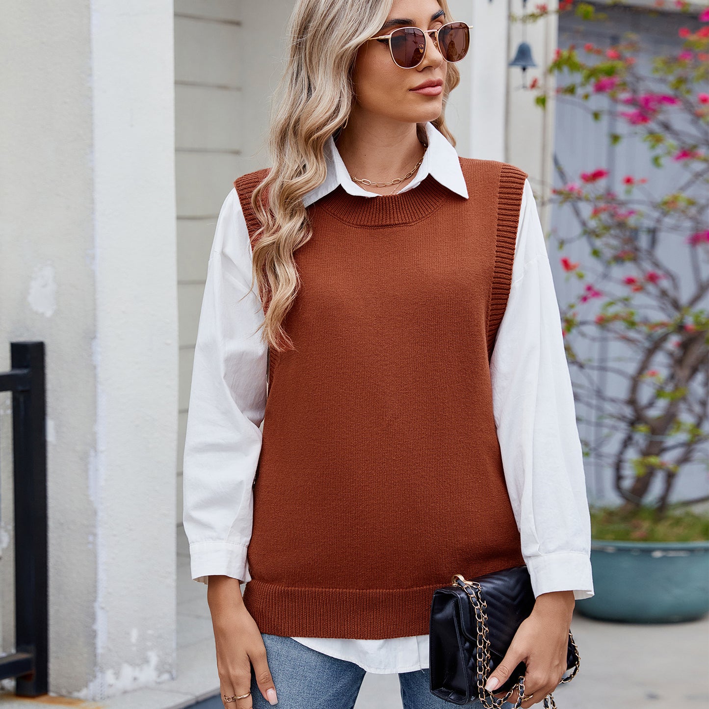 Women's knitted sweater with side button details and a modern Chic und Stil fit