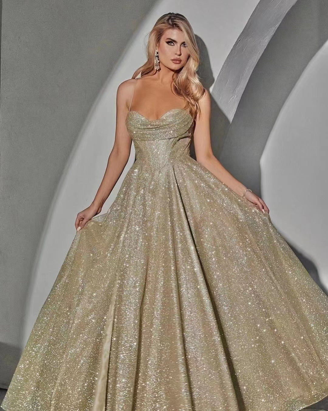 Robe de soirée glamour pour femmes avec décolleté profond et tissu scintillant Chic und Stil