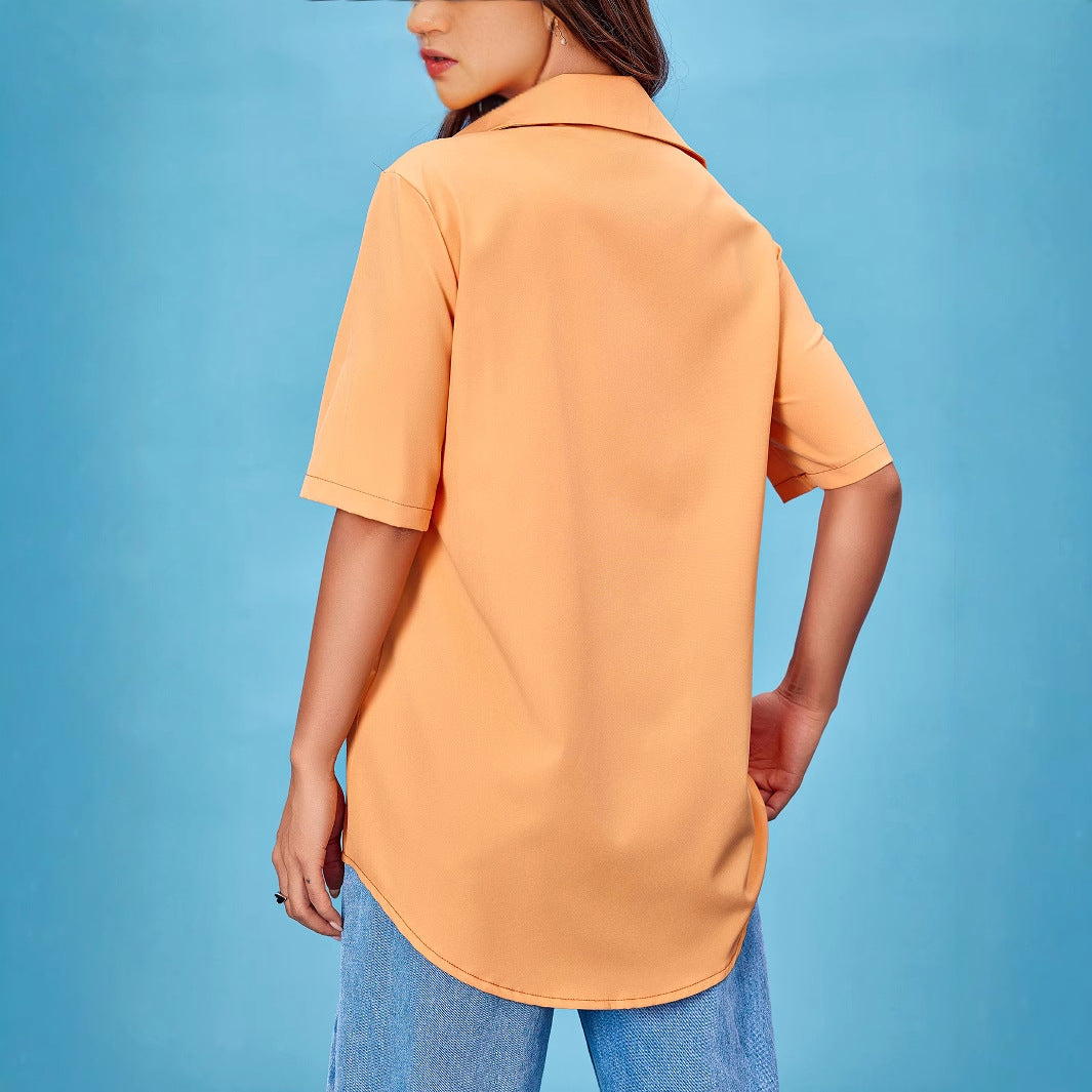 Blouse à manches courtes pour femmes avec coupe structurée et poche poitrine pratique Chic und Stil