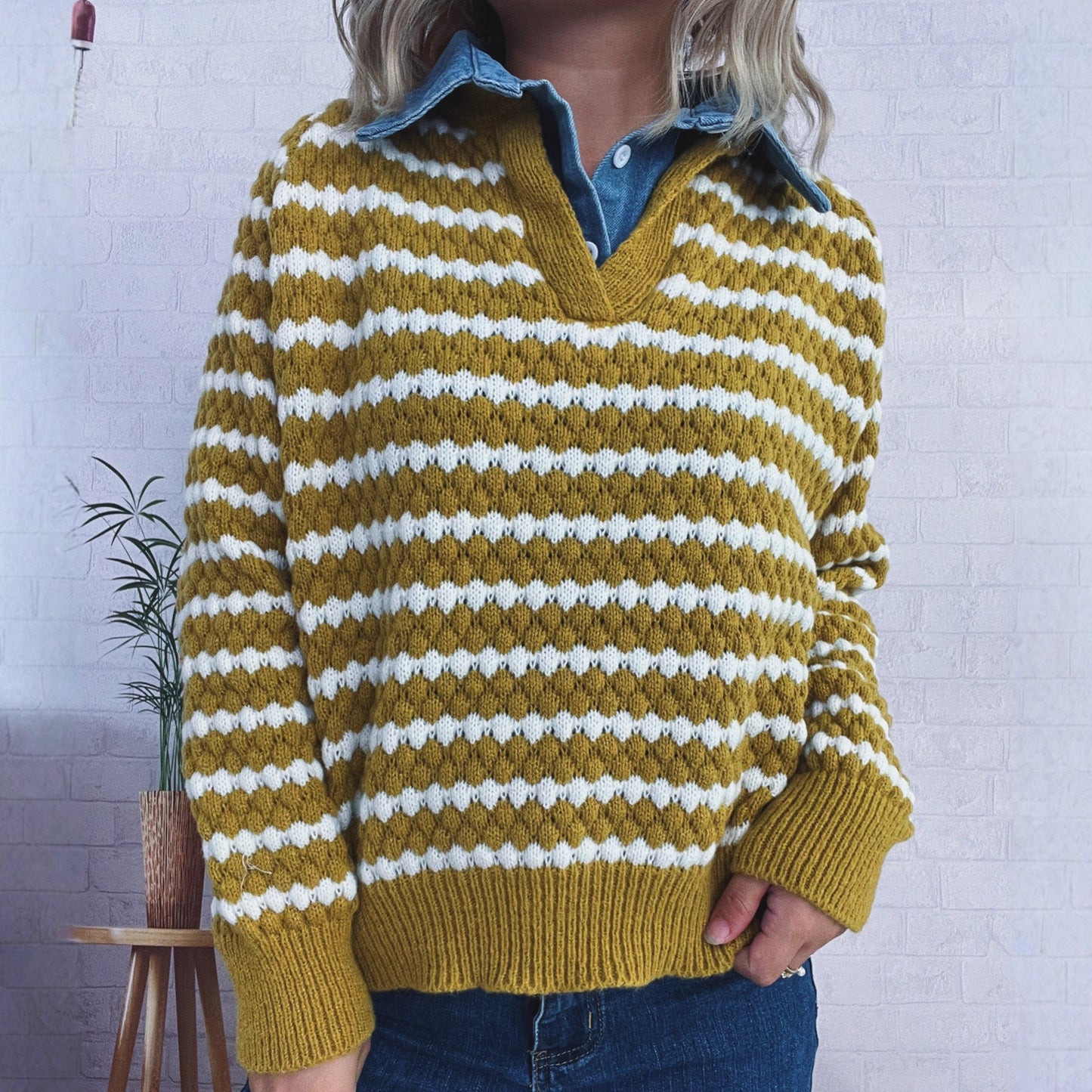 Pull en tricot pour femme avec un décolleté en V profond et un motif rayé marqué Chic und Stil