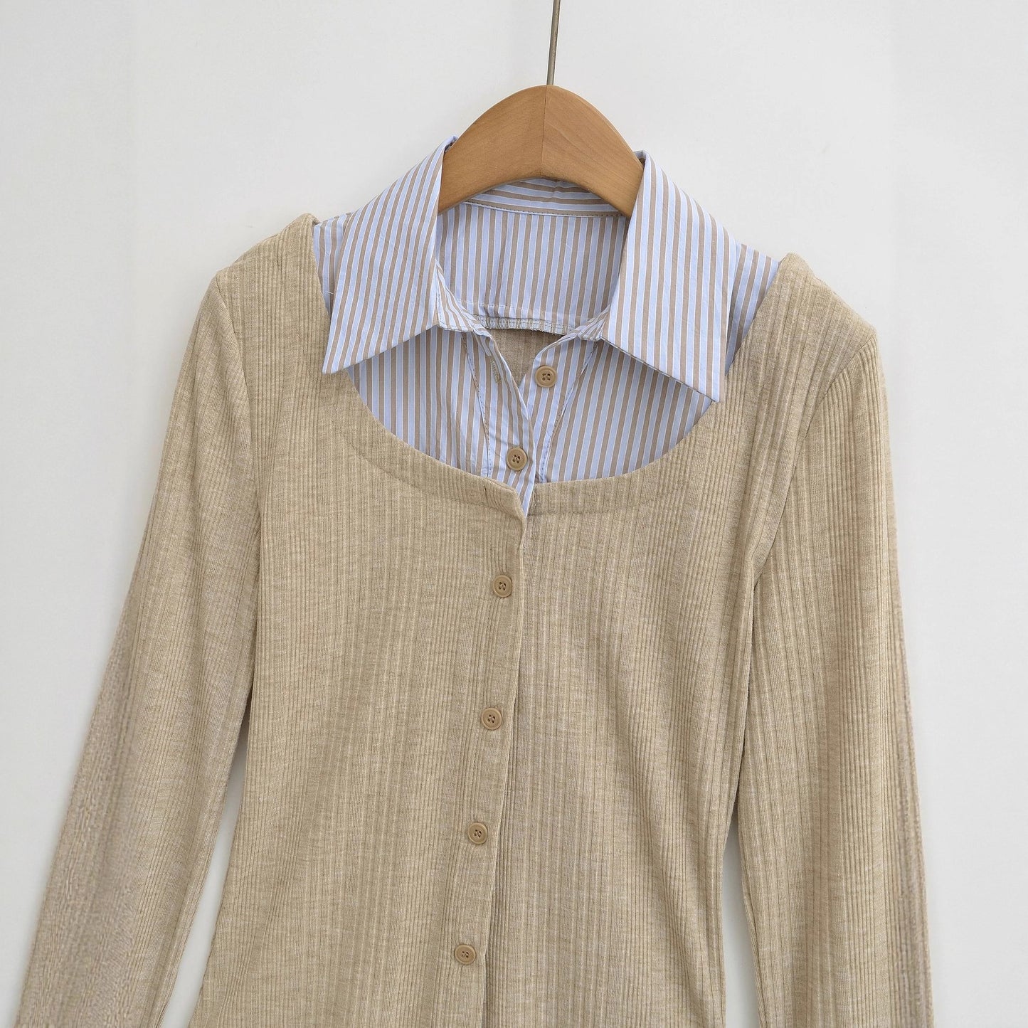 Chemise à manches longues pour femmes avec un design structuré moderne et un col de chemise classique Chic und Stil