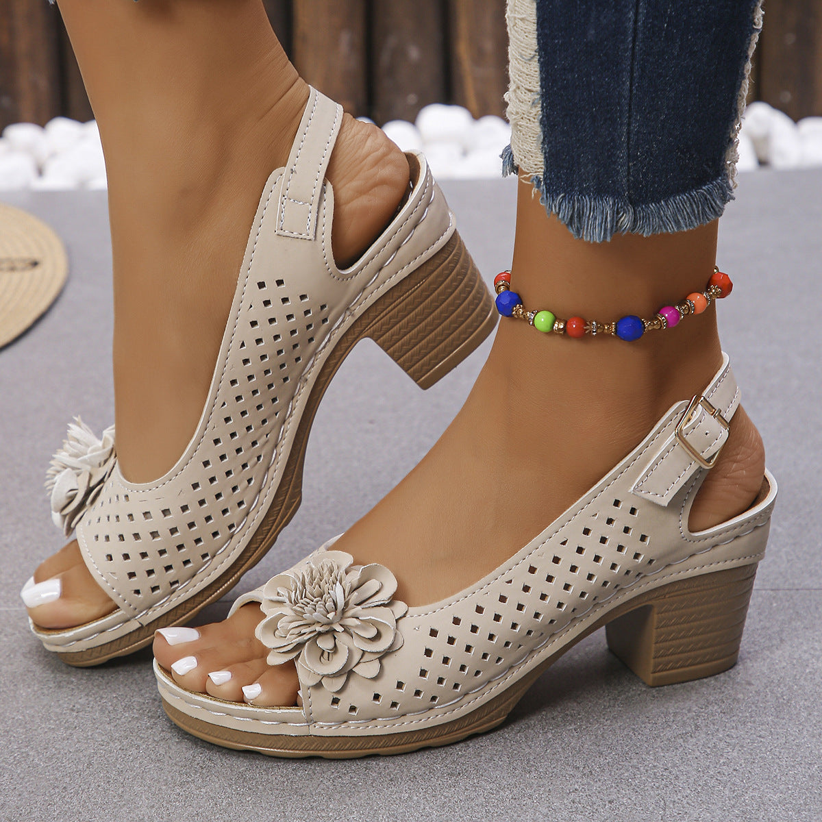 Sandales confort femmes avec inserts respirants et délicate application de fleurs Chic und Stil
