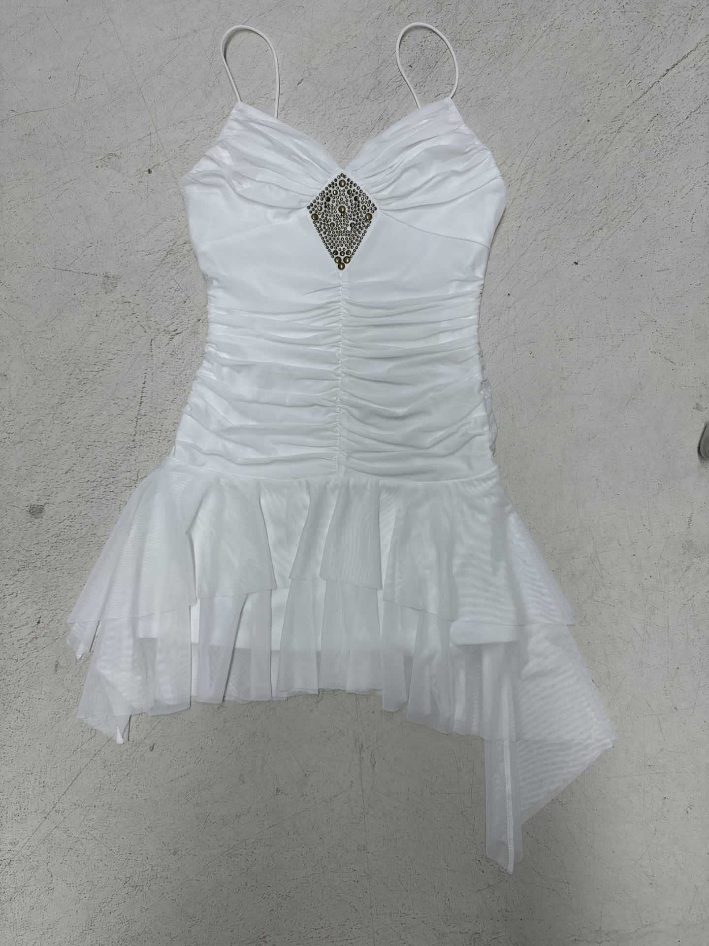 Dames Robe de soirée élégante avec des détails en volants et des bijoux scintillants Chic und Stil