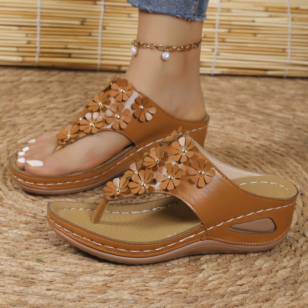Sandales flip-flop élégantes pour femmes avec applications florales Chic und Stil