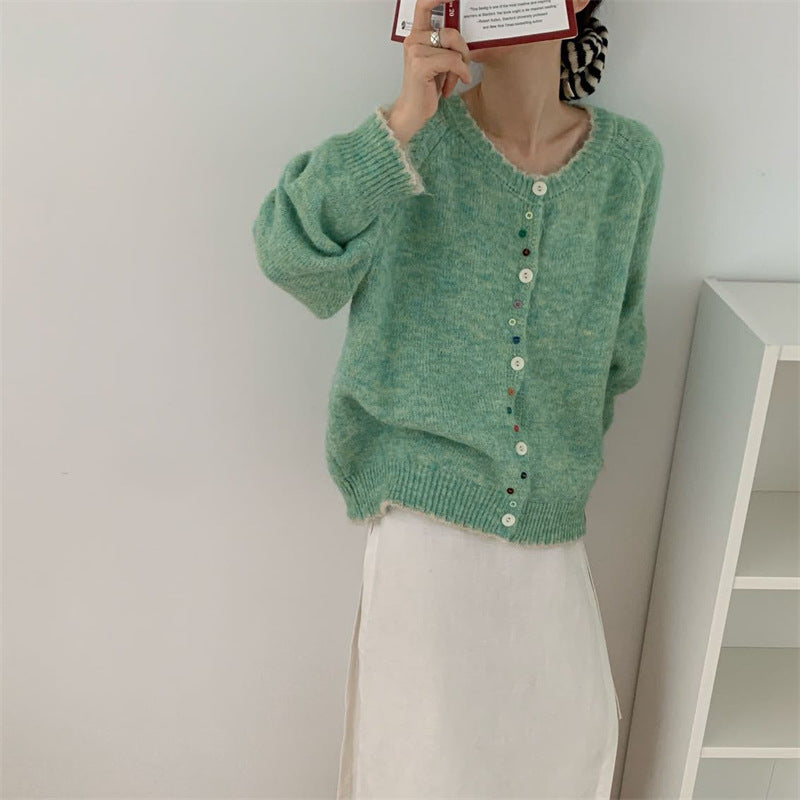 Cardigan pour femmes avec des détails de boutons colorés et un design fluide doux Chic und Stil