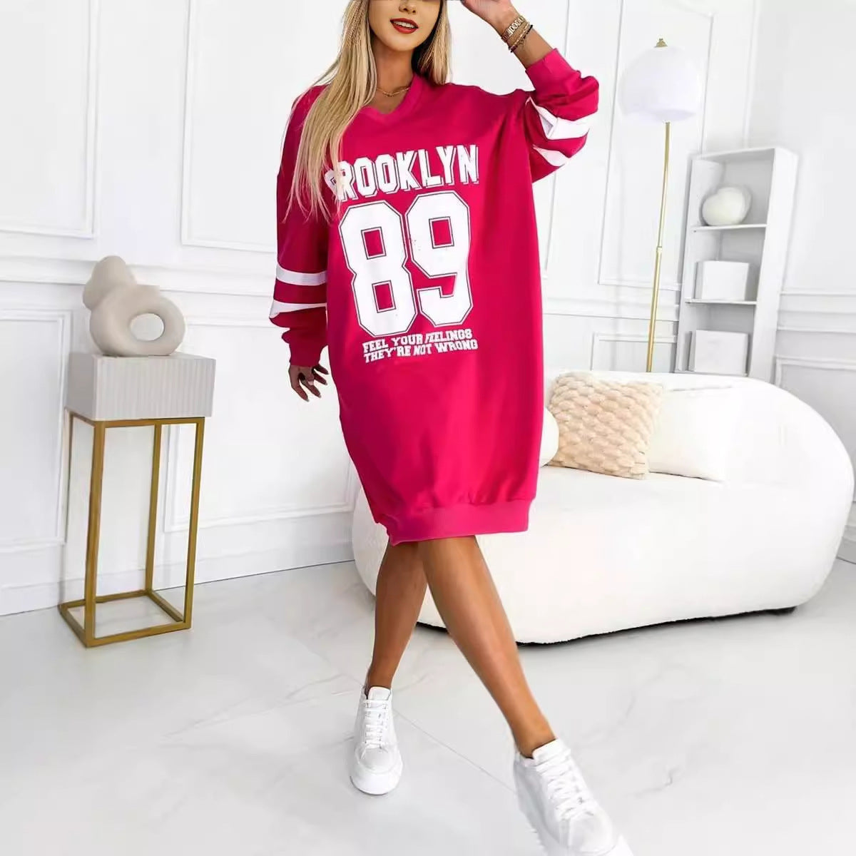 Robe de sport décontractée oversize pour femmes avec décolleté en V et manches contrastées Chic und Stil