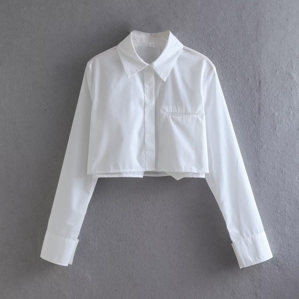 Blouse cropped pour femmes avec col classique et poches poitrine pratiques Chic und Stil