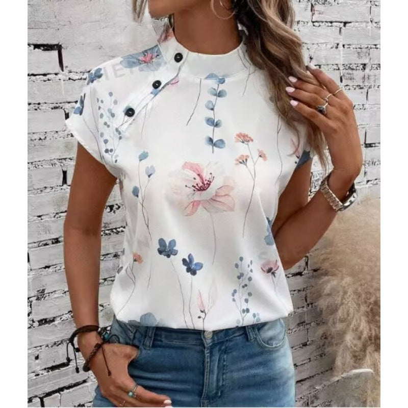 Blouse pour femmes avec motif floral et détail unique de bouton, à manches courtes Chic und Stil