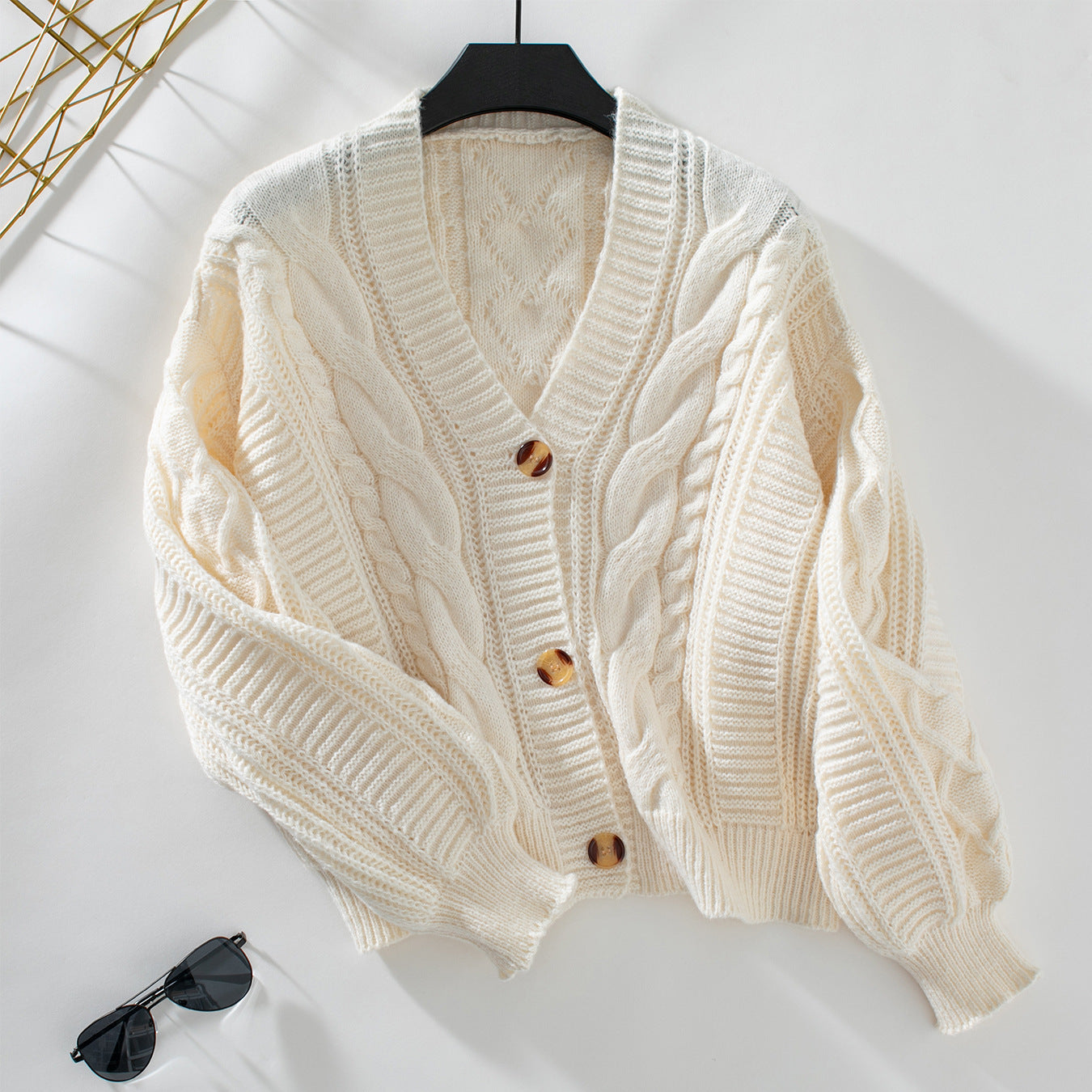 Veste en tricot pour femmes avec un design en tresses décoratif et un matériau doux et texturé Chic und Stil