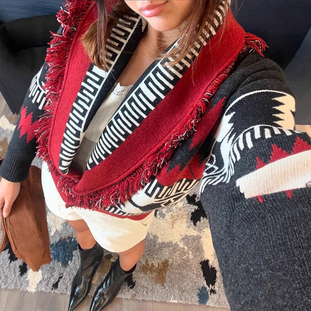 Cardigan tricoté pour femmes avec des détails à franges et un motif géométrique Chic und Stil
