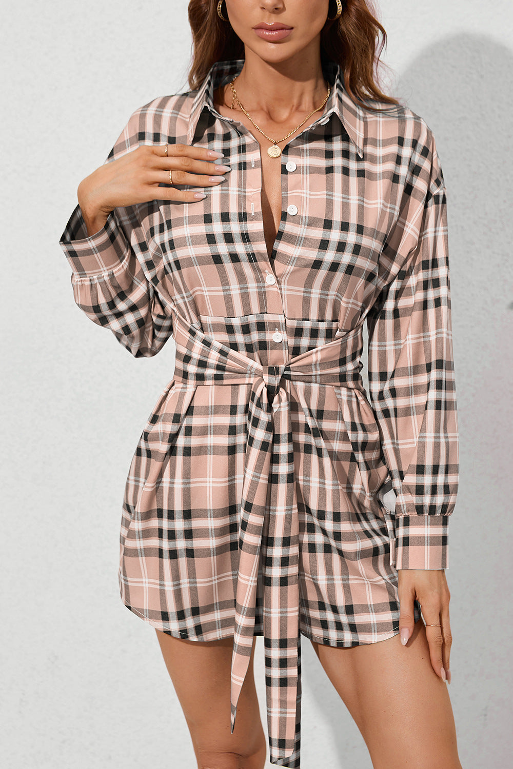 Robe chemise à carreaux pour femmes avec ceinture à la taille Chic und Stil