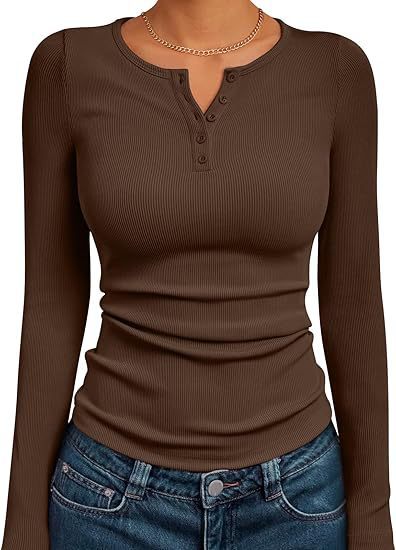 Chemise à manches longues ajustée pour femmes avec patte de boutonnage et structure en rib Chic und Stil