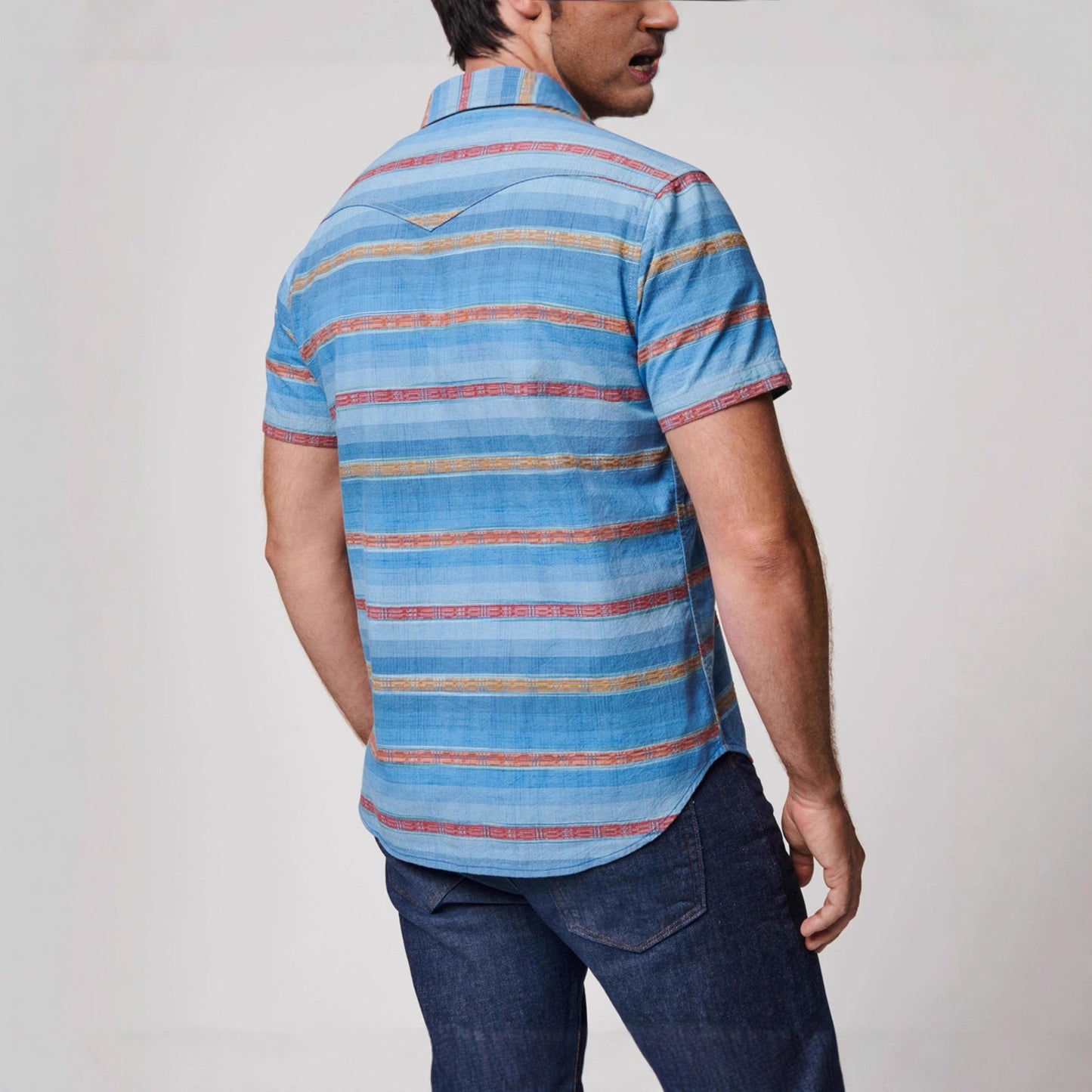Chemise à manches courtes pour hommes avec des motifs rayés variés et des poches poitrine pratiques Chic und Stil