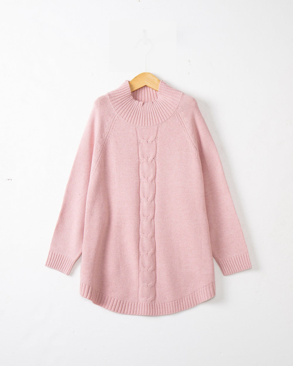 Pull en grosse maille pour femmes avec un col montant et des motifs en torsades Chic und Stil