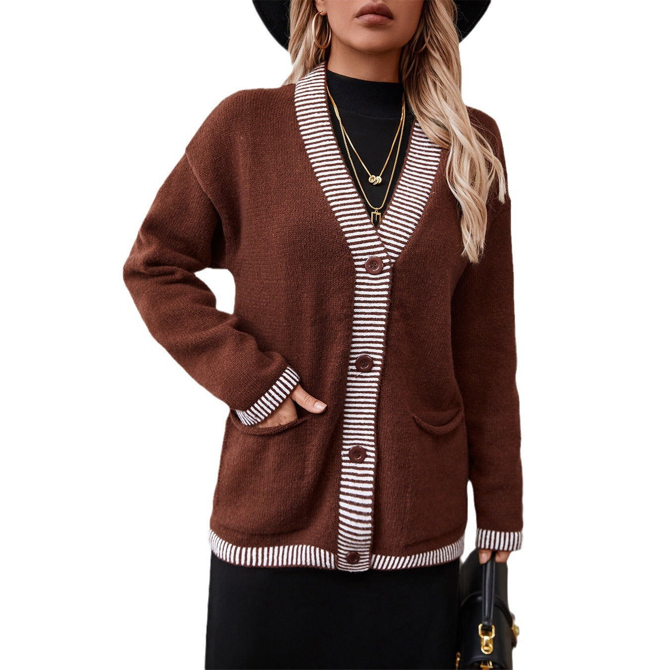 Veste en tricot pour femmes avec des accents de rayures modernes et des poches Chic und Stil