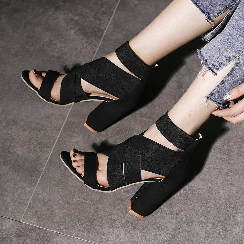Sandales pour dames avec des lanières élégantes et un talon bloc Chic und Stil