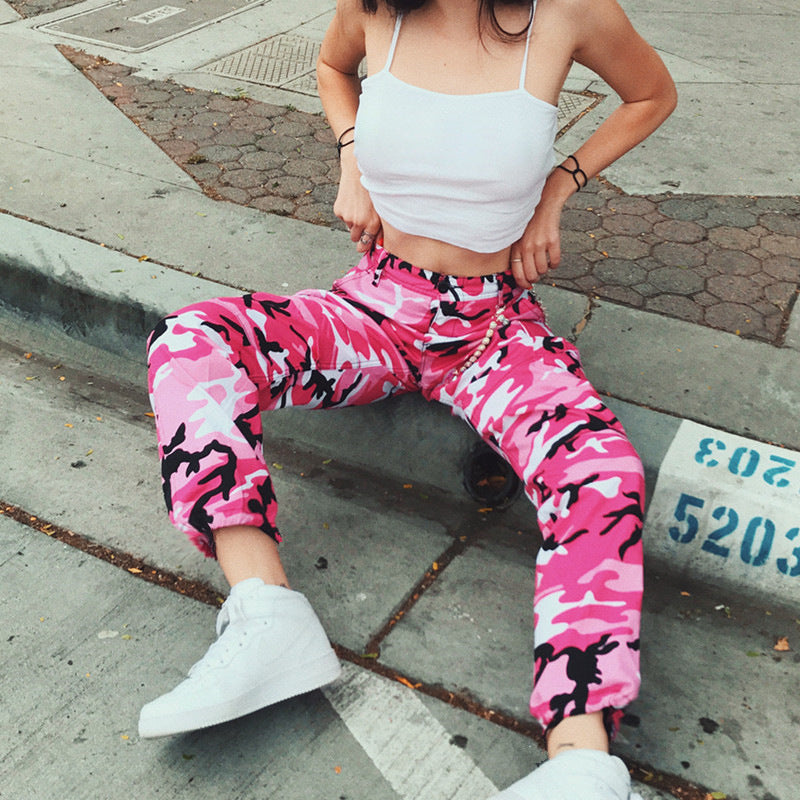 Pantalon cargo pour femmes au design camouflage moderne avec poches pratiques et taille élastique Chic und Stil