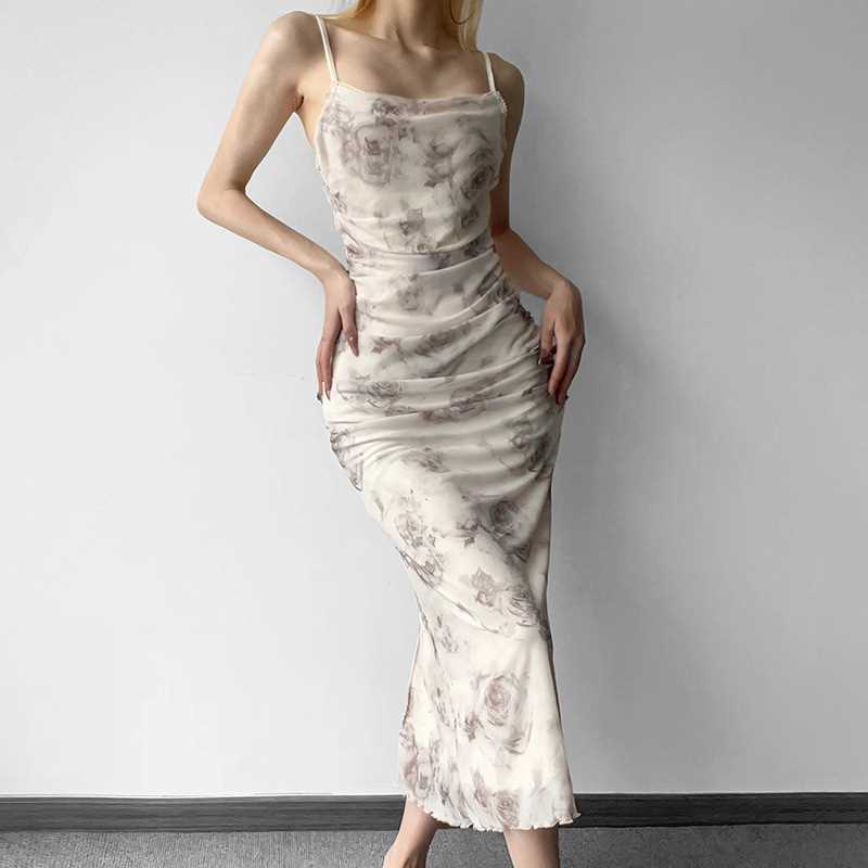 Robe maxi élégante pour femmes avec des détails en volants raffinés et un imprimé floral Chic und Stil