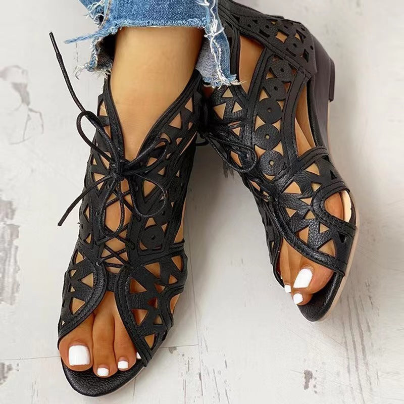 Sandales en simili cuir pour femmes avec design découpé et lacets Chic und Stil
