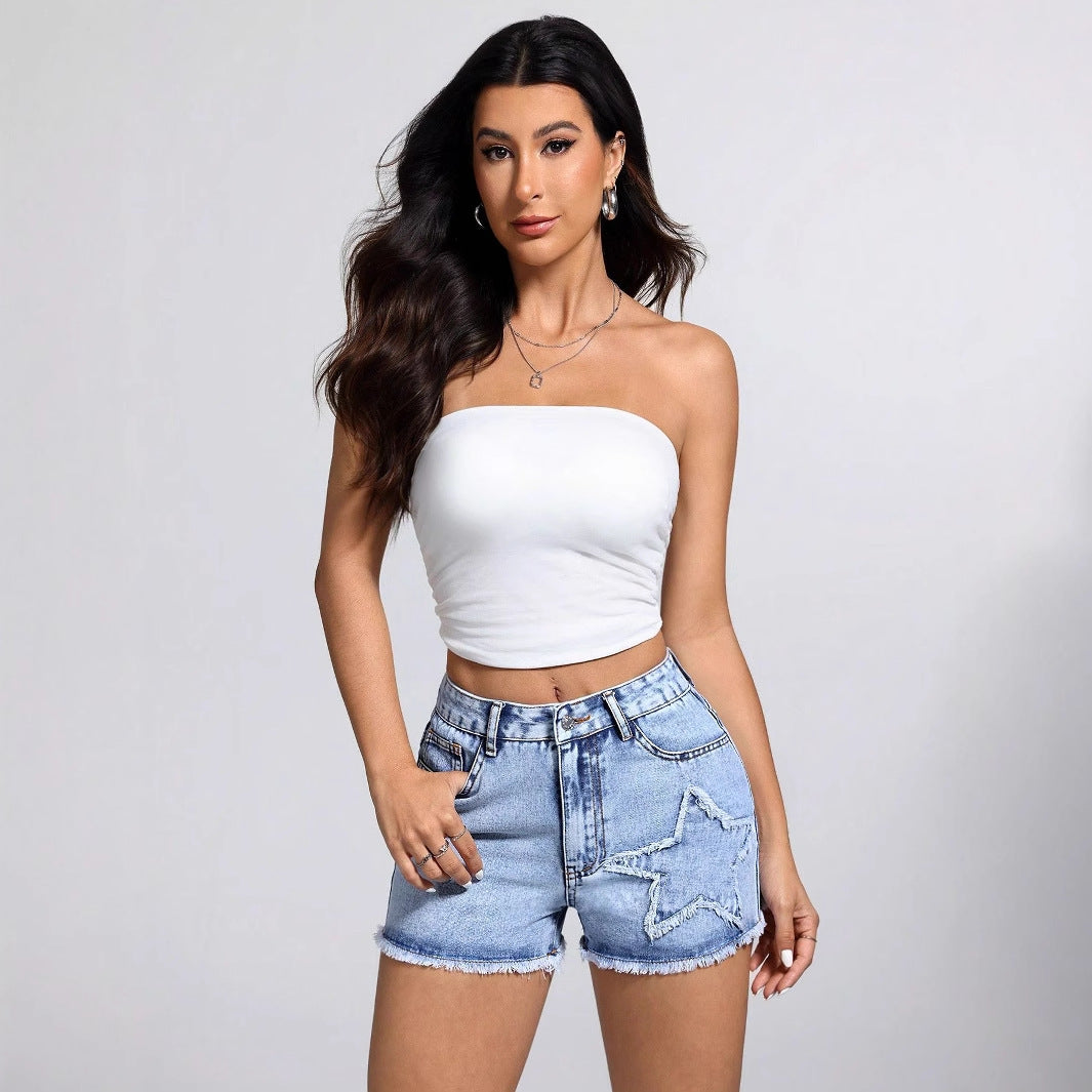 Shorts en denim pour femmes ajustés avec un détail étoilé à la mode et un ourlet effiloché Chic und Stil