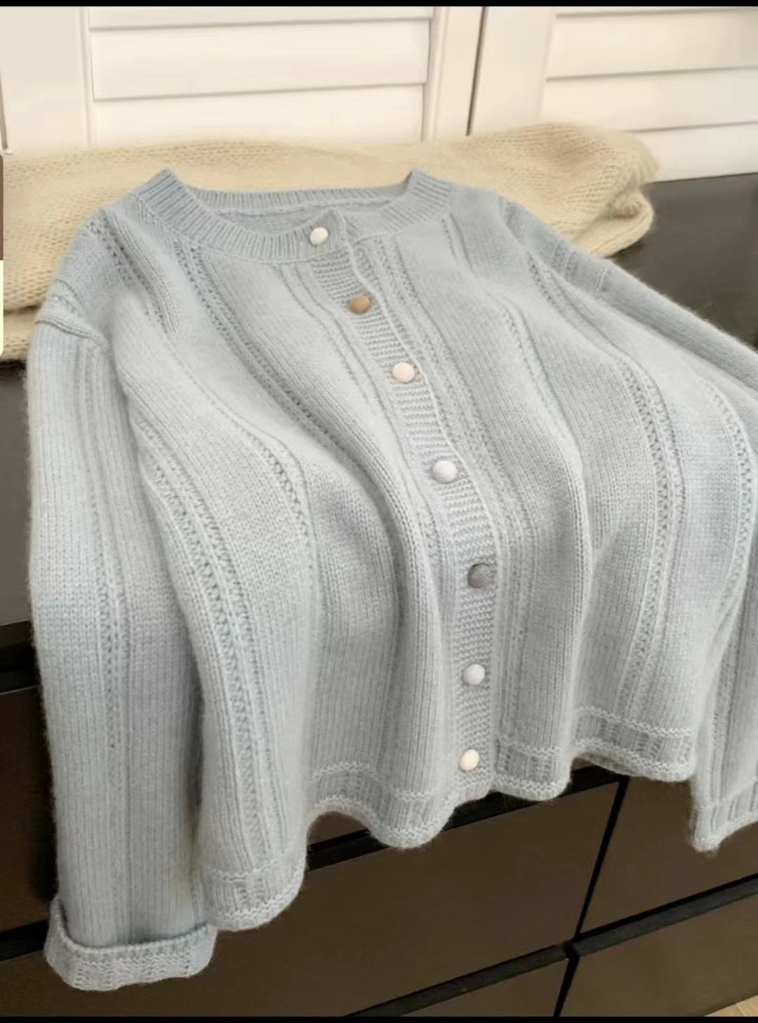 Cardigan en gros tricot pour femmes avec une fermeture à boutons élégante et des manches larges Chic und Stil