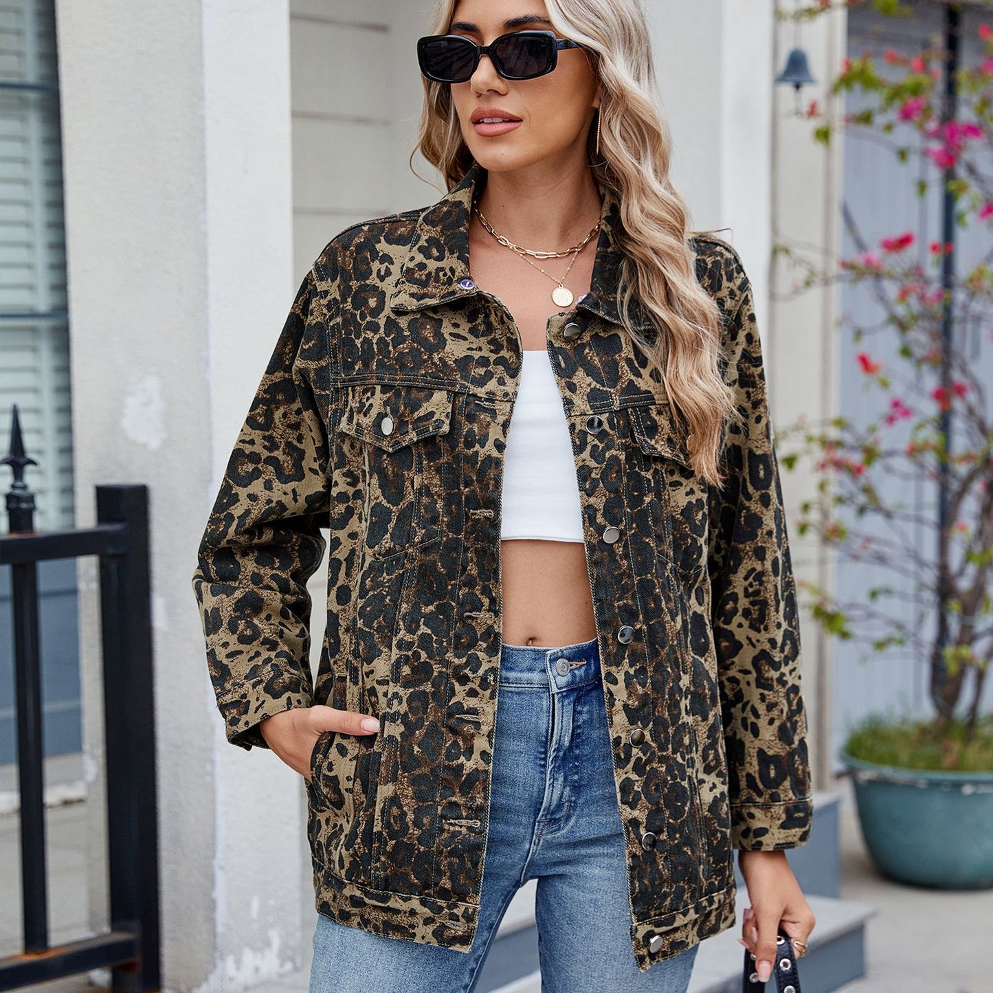 Veste en denim pour femmes au design léopard tendance avec une coupe décontractée Chic und Stil