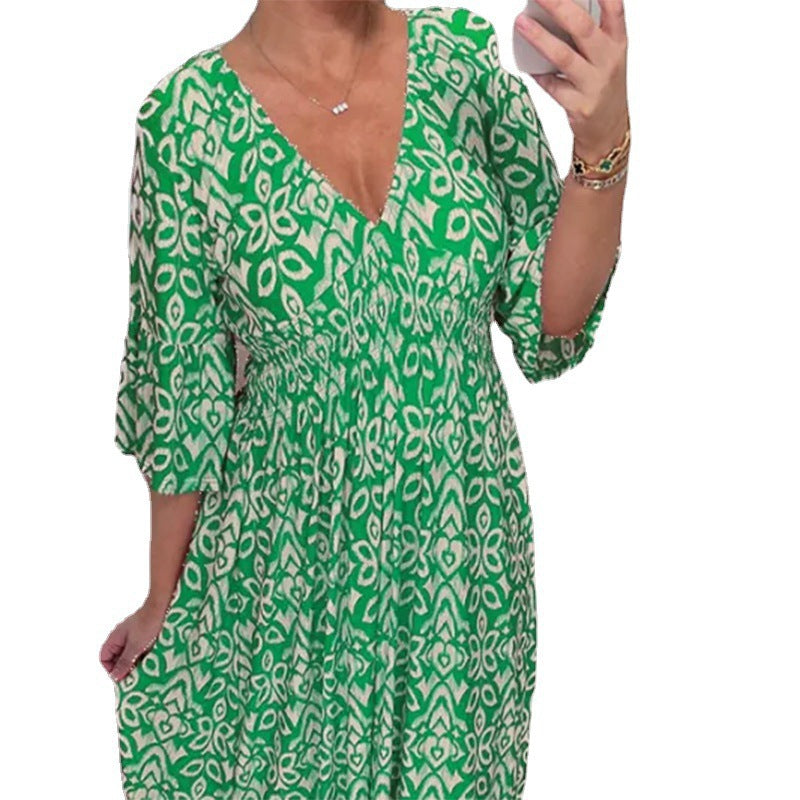 Robe maxi femme avec décolleté en V et motif floral saisissant Chic und Stil