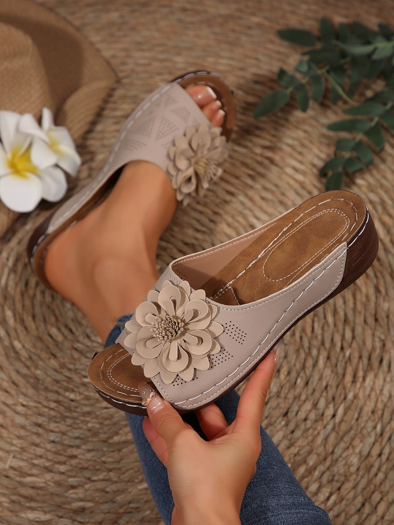 Sandales à brides décoratives fleuries Chic und Stil pour femmes
