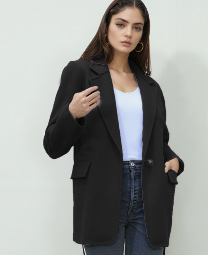 Blazer féminin à la mode avec une texture fine et des détails modernes Chic und Stil