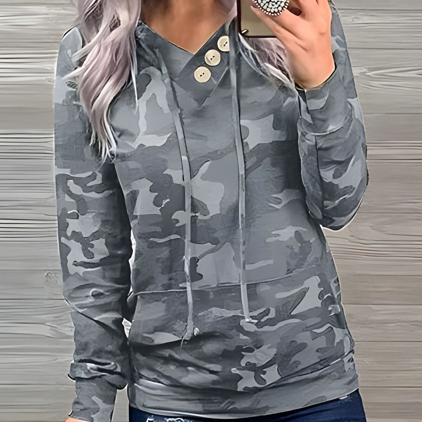 Pull à capuche décontracté pour femmes avec détails de boutons et motif camouflage moderne Chic und Stil