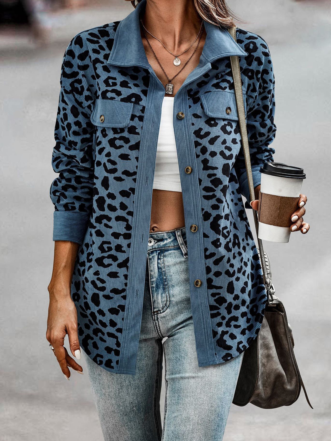 Veste de loisirs pour femmes avec un motif léopard texturé et des poches pratiques Chic und Stil