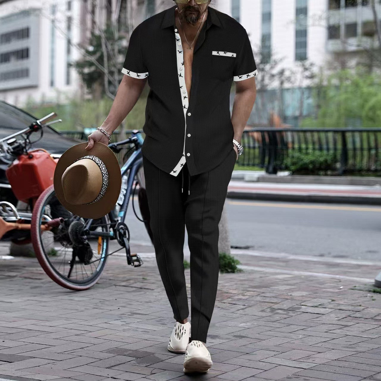 Costume élégant pour hommes avec chemise stylée et pantalon chino assorti Chic und Stil