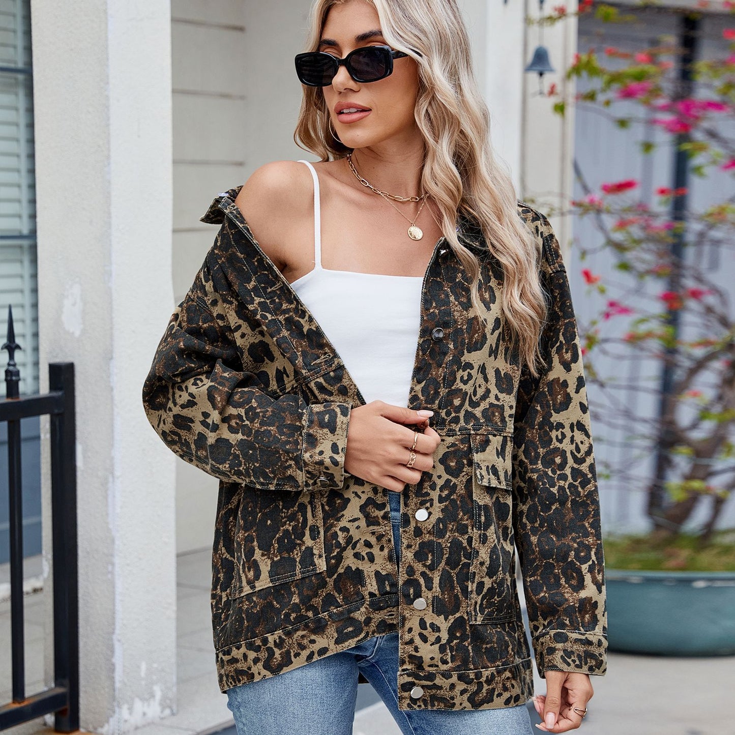 Veste en jean oversize pour femmes au design léopard moderne avec une coupe décontractée Chic und Stil