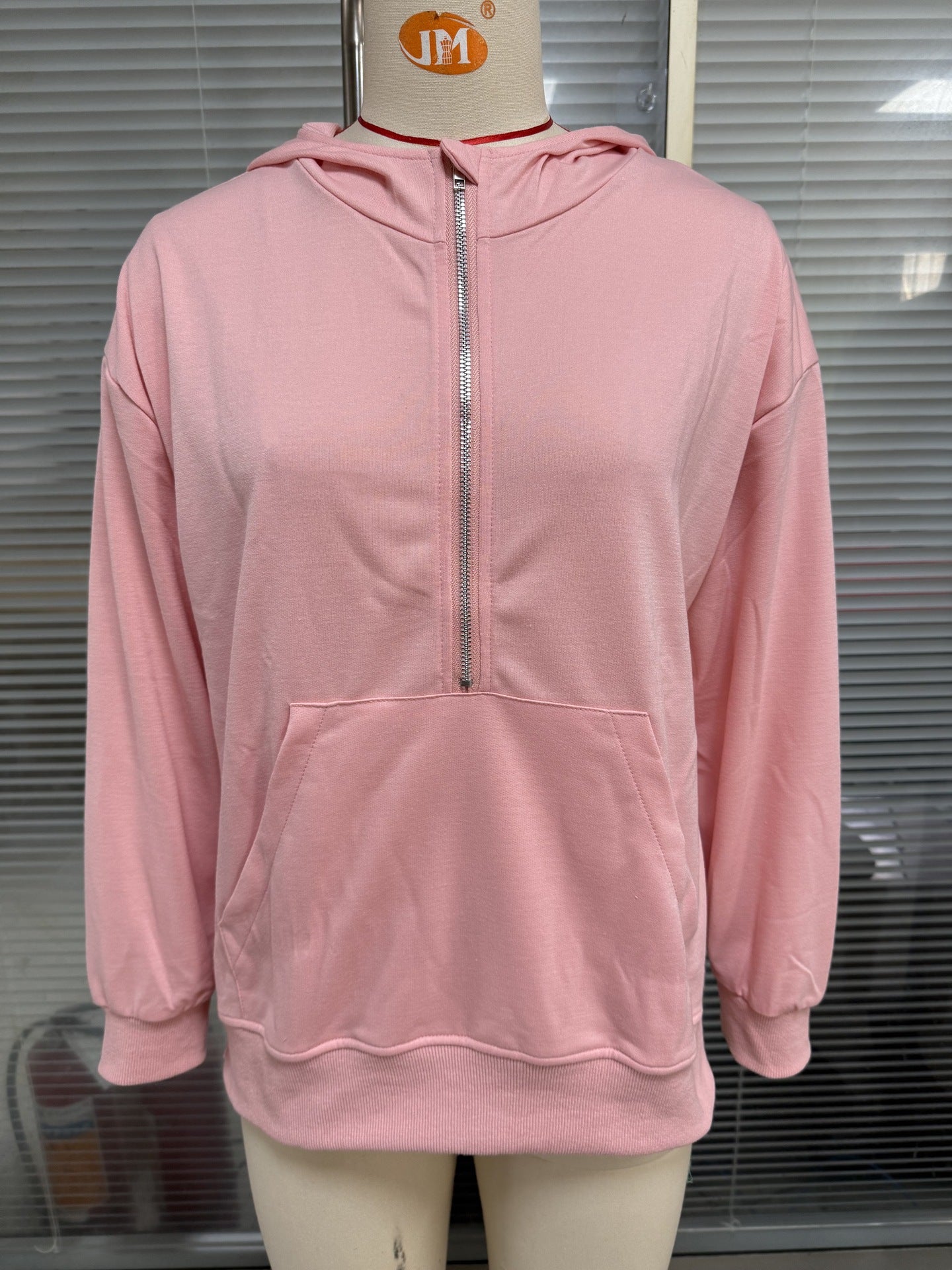 Women's hoodie with full zip and pockets Chic und Stil