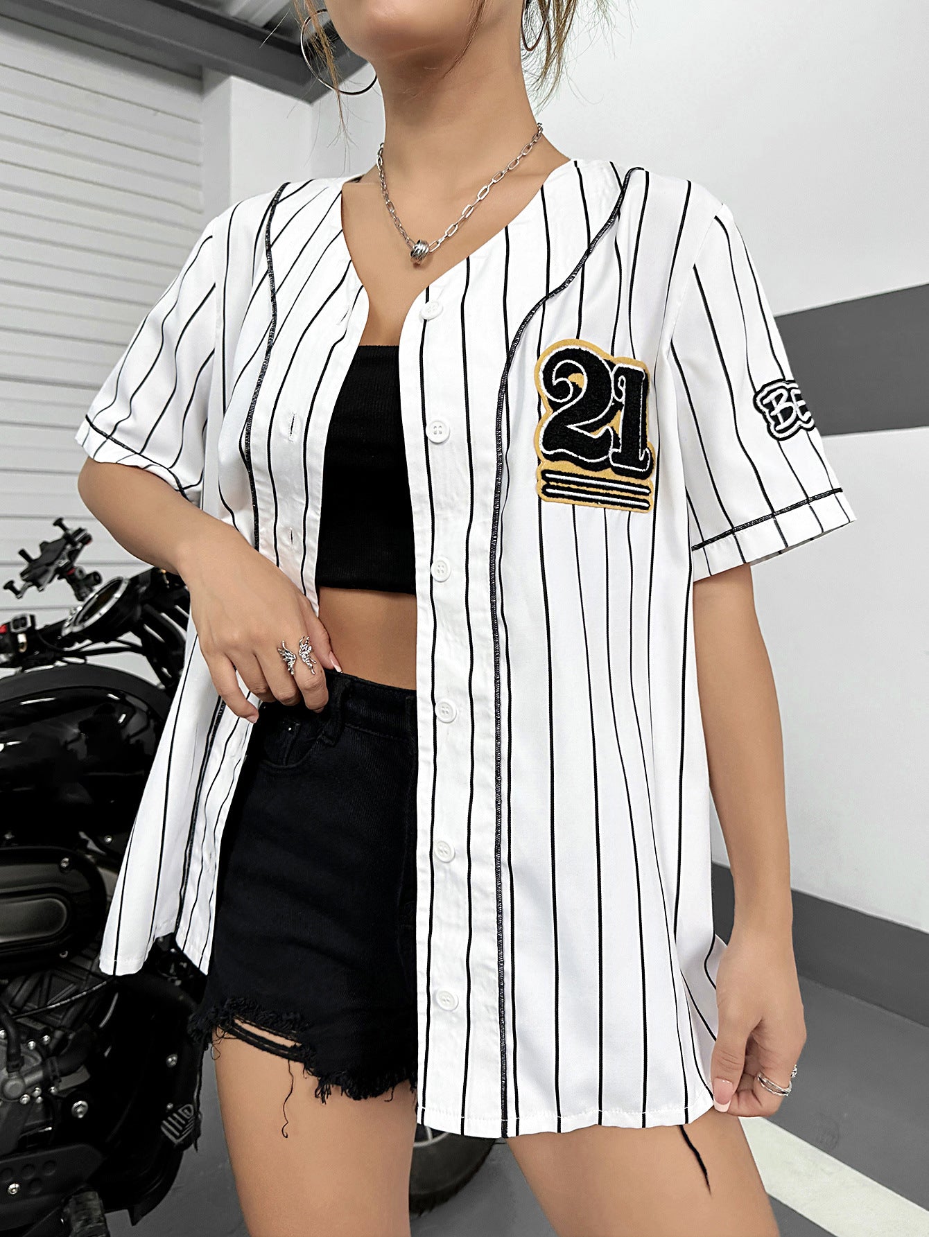 T-shirt de baseball sportif pour femmes avec numéro brodé et rayures contrastées Chic und Stil