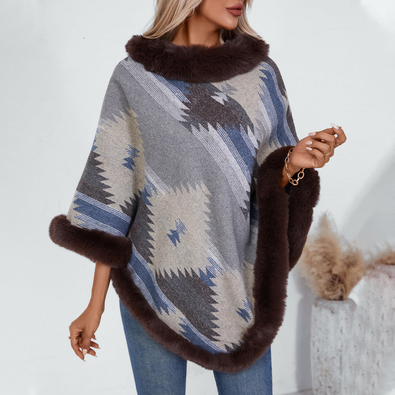 Pull en peluche pour femmes avec garniture en fausse fourrure de haute qualité et motif géométrique Chic und Stil