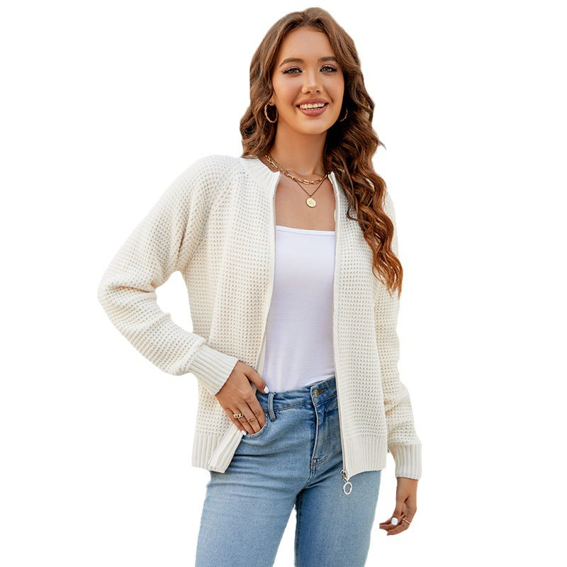 Veste en tricot pour femmes avec un motif gaufré moderne et des poches zippées pratiques Chic und Stil