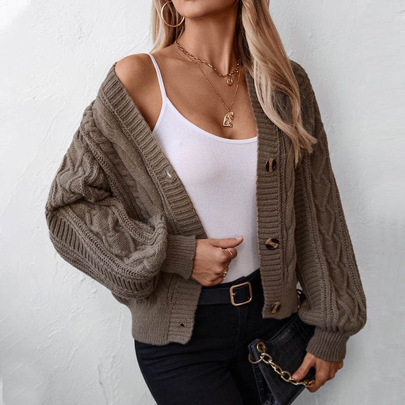 Veste en tricot pour femmes avec un design en tresses décoratif et un matériau doux et texturé Chic und Stil